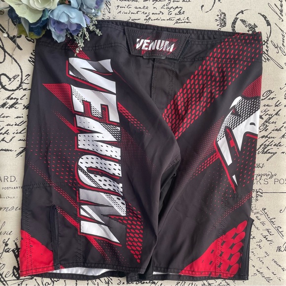 Venum Rapid Light Fight Shorts in Black/Red Size Large (34-36) - Picture 3 of 5
